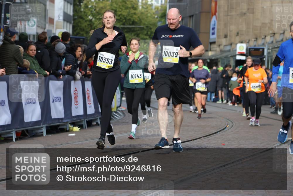 05.10.2025 - 20. swb-Marathon Bremen Strokosch-Dieckow http://msf.ph/oto/9246816 05.10.2025 10:59:06 Ziel 9219, 9508, 9692, 10039, 10143, 10353, 10357, 10594, 10607 meine-sportfotos.de