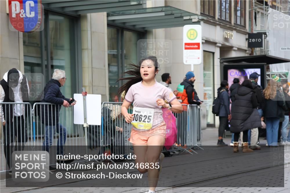 05.10.2025 - 20. swb-Marathon Bremen Strokosch-Dieckow http://msf.ph/oto/9246835 05.10.2025 10:51:45 Ziel 9196, 9226, 9683, 9852, 9939, 9955, 10038, 10240, 10380, 10438, 10581, 10625, 10668, 10727, 10817, 10900, 10927, 10942, 10977, 11080, 11136, 11273, 11325, 11394, 11458, 11491, 11641, 9196, 9226, 9683, 9852, 9939, 9955, 10038, 10240, 10380, 10438, 10581, 10625, 10668, 10727, 10817, 10900, 10927, 10942, 10977, 11080, 11136, 11273, 11325, 11394, 11458, 11491, 11641 meine-sportfotos.de