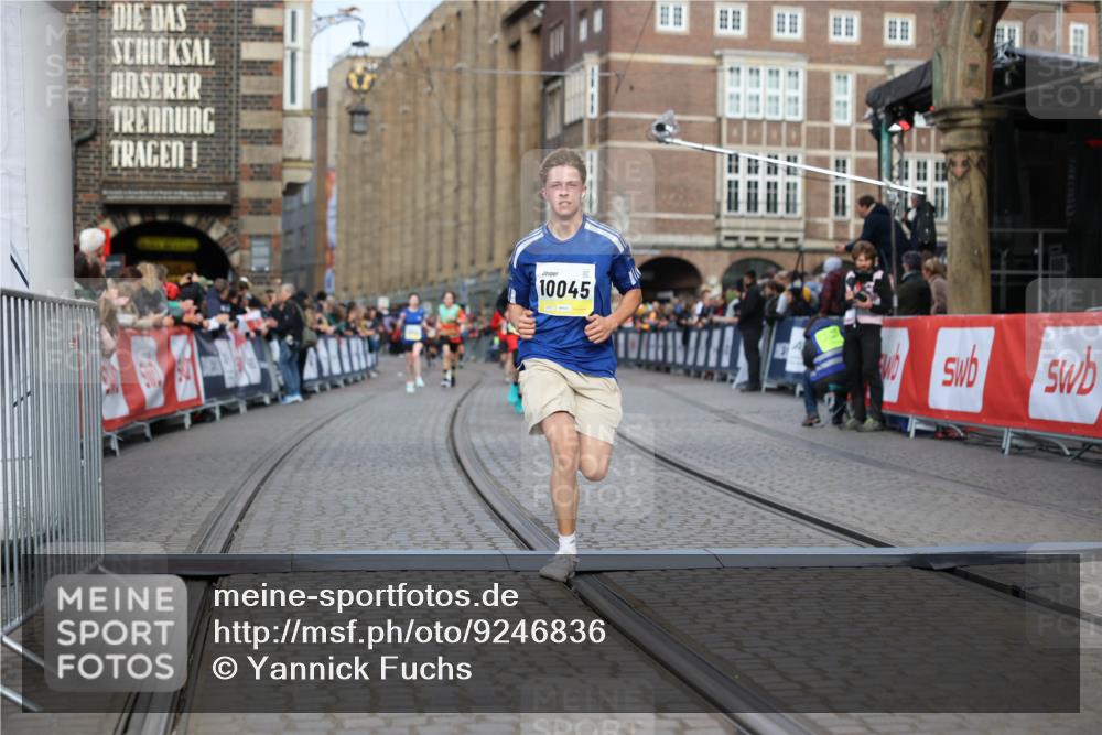05.10.2025 - 20. swb-Marathon Bremen Yannick Fuchs http://msf.ph/oto/9246836 05.10.2025 10:43:06 Ziel 10045, 10624 meine-sportfotos.de