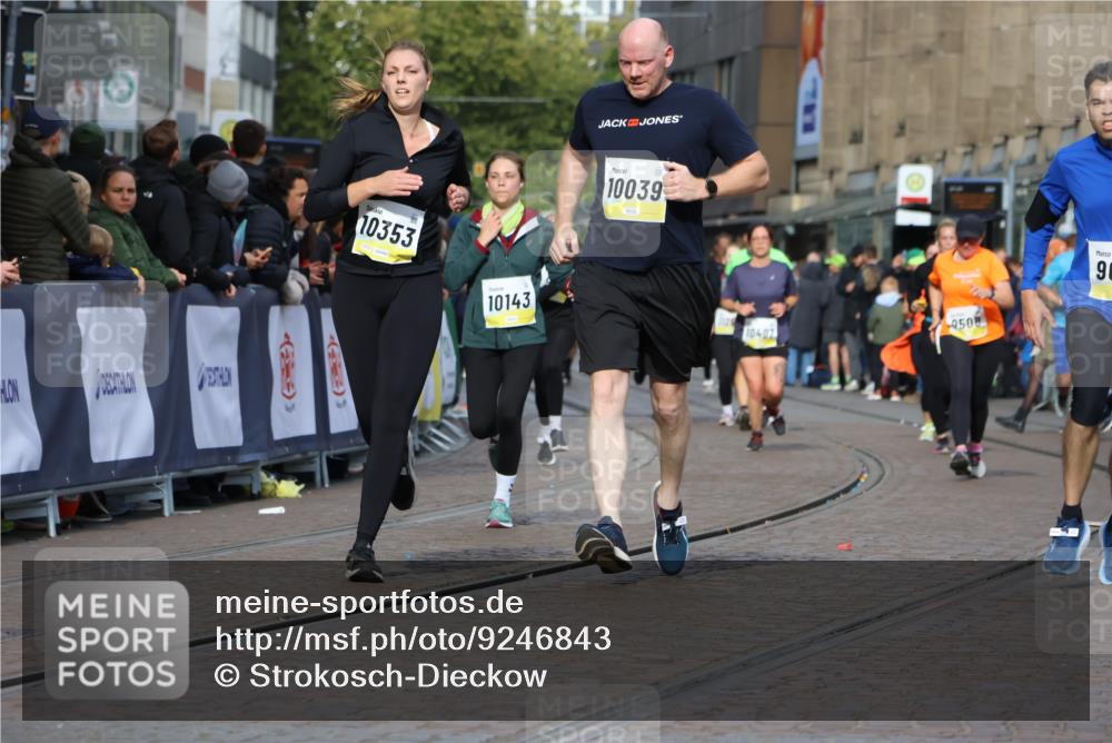 05.10.2025 - 20. swb-Marathon Bremen Strokosch-Dieckow http://msf.ph/oto/9246843 05.10.2025 10:59:06 Ziel 9219, 9508, 9692, 10039, 10143, 10353, 10357, 10594, 10607 meine-sportfotos.de