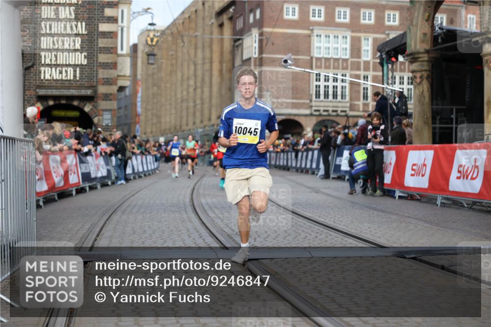 05.10.2025 - 20. swb-Marathon Bremen Yannick Fuchs http://msf.ph/oto/9246847 05.10.2025 10:43:06 Ziel 10045, 10624 meine-sportfotos.de