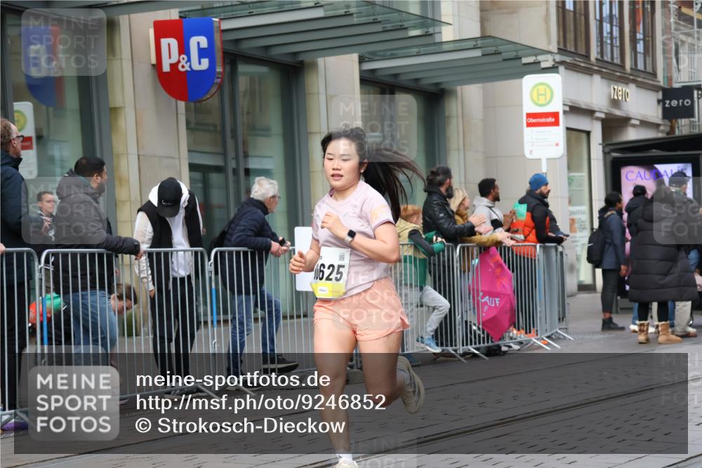 05.10.2025 - 20. swb-Marathon Bremen Strokosch-Dieckow http://msf.ph/oto/9246852 05.10.2025 10:51:45 Ziel 9196, 9226, 9683, 9852, 9939, 9955, 10038, 10240, 10380, 10438, 10581, 10625, 10668, 10727, 10817, 10900, 10927, 10942, 10977, 11080, 11136, 11273, 11325, 11394, 11458, 11491, 11641, 9196, 9226, 9683, 9852, 9939, 9955, 10038, 10240, 10380, 10438, 10581, 10625, 10668, 10727, 10817, 10900, 10927, 10942, 10977, 11080, 11136, 11273, 11325, 11394, 11458, 11491, 11641 meine-sportfotos.de