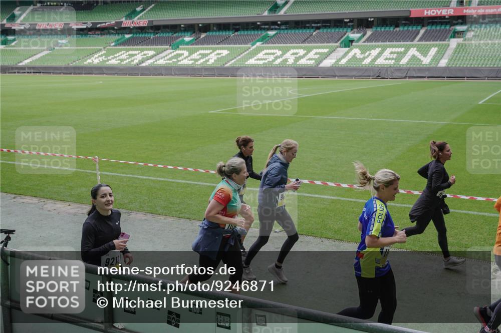 05.10.2025 - 20. swb-Marathon Bremen Michael Burmester http://msf.ph/oto/9246871 05.10.2025 10:38:16 Laufen im Stadion 7621, 8574, 9184, 9189, 9210, 9235, 9237, 9322, 9335, 9365, 9426, 9432, 9448, 9468, 9486, 9498, 9536, 9642, 9647, 9684, 9707, 9748, 9750, 9771, 9813, 9846, 9858, 9893, 9915, 9940, 9978, 10033, 10056, 10098, 10130, 10167, 10194, 10205, 10265, 10271, 10274, 10278, 10301, 10404, 10437, 10439, 10471, 10478, 10485, 10510, 10530, 10595, 10598, 10611, 10678, 10711, 10713, 10777, 10803, 10804, 10825, 10826, 10829, 11001, 11050, 11121, 11150, 11162, 11183 meine-sportfotos.de