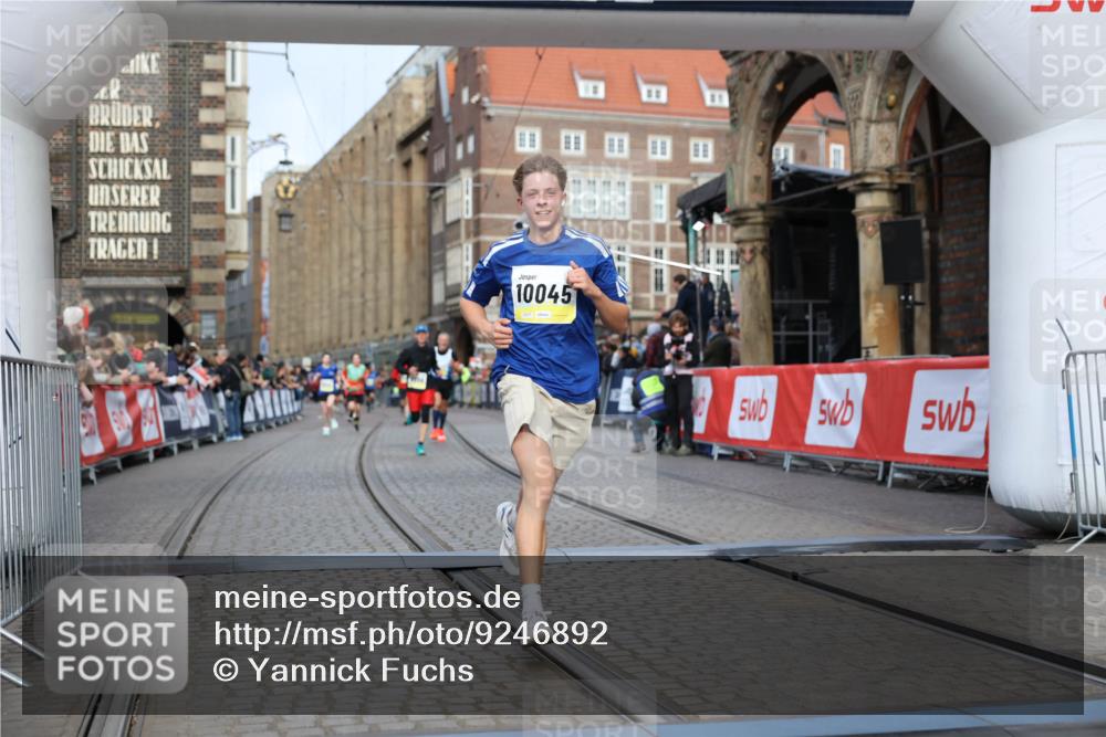 05.10.2025 - 20. swb-Marathon Bremen Yannick Fuchs http://msf.ph/oto/9246892 05.10.2025 10:43:07 Ziel 9302, 9558, 10045, 10624 meine-sportfotos.de