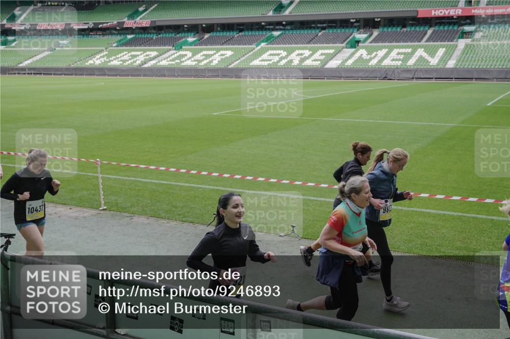 05.10.2025 - 20. swb-Marathon Bremen Michael Burmester http://msf.ph/oto/9246893 05.10.2025 10:38:17 Laufen im Stadion 7621, 8574, 9184, 9189, 9210, 9235, 9237, 9322, 9335, 9365, 9409, 9426, 9432, 9448, 9468, 9486, 9498, 9536, 9642, 9647, 9684, 9707, 9748, 9750, 9771, 9813, 9846, 9858, 9893, 9915, 9940, 9978, 10033, 10056, 10098, 10130, 10167, 10194, 10205, 10274, 10278, 10301, 10404, 10437, 10439, 10471, 10478, 10485, 10510, 10530, 10595, 10598, 10611, 10678, 10711, 10713, 10777, 10803, 10804, 10825, 10826, 10829, 11001, 11050, 11121, 11150, 11162, 11183 meine-sportfotos.de
