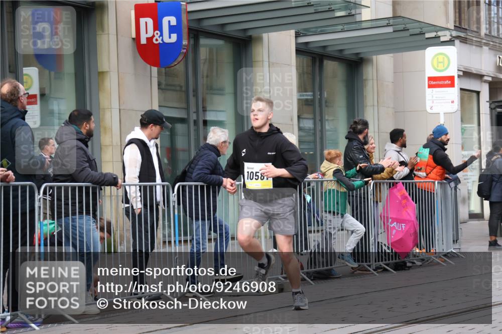 05.10.2025 - 20. swb-Marathon Bremen Strokosch-Dieckow http://msf.ph/oto/9246908 05.10.2025 10:51:48 Ziel 9196, 9226, 9683, 9852, 9939, 9955, 9987, 10038, 10240, 10380, 10438, 10581, 10625, 10668, 10727, 10817, 10900, 10927, 10942, 10977, 11128, 11136, 11273, 11325, 11394, 11458, 11491, 11641, 9196, 9226, 9683, 9852, 9939, 9955, 9987, 10038, 10240, 10380, 10438, 10581, 10625, 10668, 10727, 10817, 10900, 10927, 10942, 10977, 11128, 11136, 11273, 11325, 11394, 11458, 11491, 11641 meine-sportfotos.de