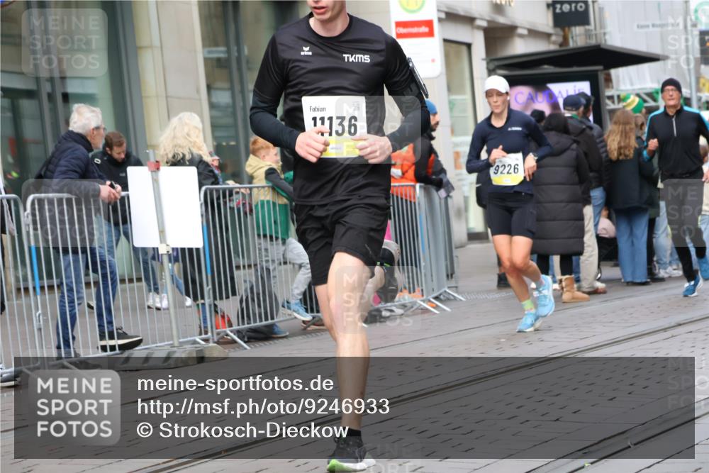 05.10.2025 - 20. swb-Marathon Bremen Strokosch-Dieckow http://msf.ph/oto/9246933 05.10.2025 10:51:49 Ziel 9196, 9226, 9683, 9852, 9939, 9955, 9987, 10038, 10240, 10380, 10438, 10581, 10625, 10668, 10727, 10817, 10900, 10927, 10942, 10977, 11128, 11136, 11273, 11325, 11458, 11491, 11641, 11665, 9196, 9226, 9683, 9852, 9939, 9955, 9987, 10038, 10240, 10380, 10438, 10581, 10625, 10668, 10727, 10817, 10900, 10927, 10942, 10977, 11128, 11136, 11273, 11325, 11458, 11491, 11641, 11665 meine-sportfotos.de