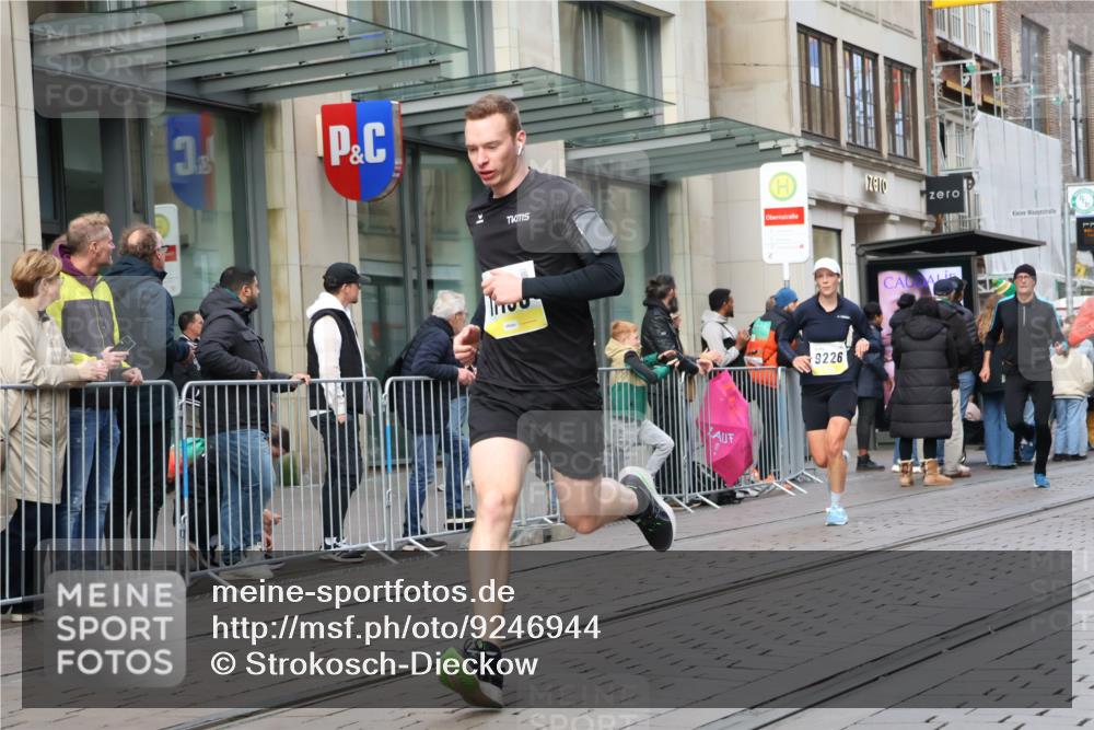 05.10.2025 - 20. swb-Marathon Bremen Strokosch-Dieckow http://msf.ph/oto/9246944 05.10.2025 10:51:49 Ziel 9196, 9226, 9683, 9852, 9939, 9955, 9987, 10038, 10240, 10380, 10438, 10581, 10625, 10668, 10727, 10817, 10900, 10927, 10942, 10977, 11128, 11136, 11273, 11325, 11458, 11491, 11641, 11665, 9196, 9226, 9683, 9852, 9939, 9955, 9987, 10038, 10240, 10380, 10438, 10581, 10625, 10668, 10727, 10817, 10900, 10927, 10942, 10977, 11128, 11136, 11273, 11325, 11458, 11491, 11641, 11665 meine-sportfotos.de