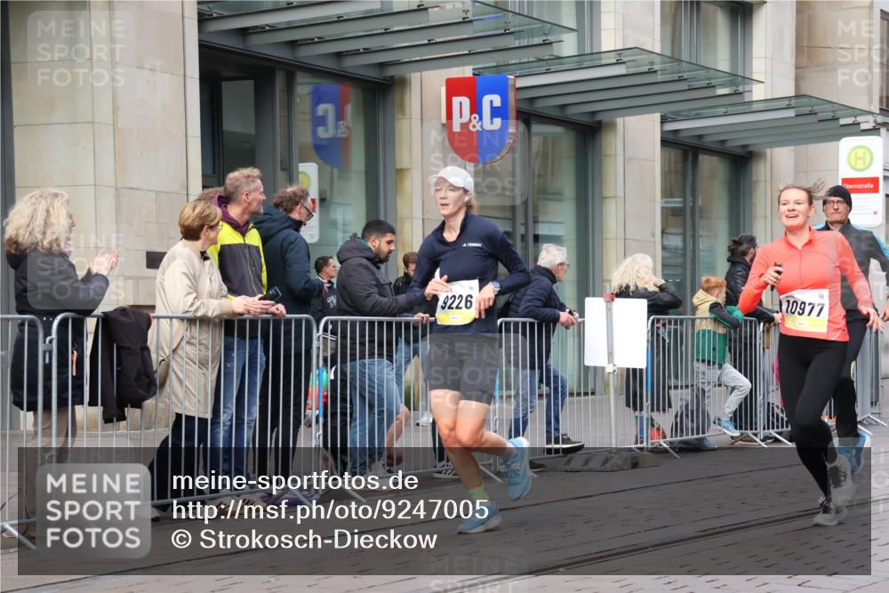 05.10.2025 - 20. swb-Marathon Bremen Strokosch-Dieckow http://msf.ph/oto/9247005 05.10.2025 10:51:51 Ziel 9196, 9226, 9584, 9683, 9852, 9939, 9955, 9987, 10038, 10240, 10438, 10507, 10668, 10719, 10727, 10900, 10927, 10942, 10977, 11128, 11273, 11325, 11458, 11491, 11641, 11665, 9196, 9226, 9584, 9683, 9852, 9939, 9955, 9987, 10038, 10240, 10438, 10507, 10668, 10719, 10727, 10900, 10927, 10942, 10977, 11128, 11273, 11325, 11458, 11491, 11641, 11665 meine-sportfotos.de