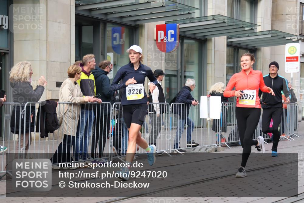 05.10.2025 - 20. swb-Marathon Bremen Strokosch-Dieckow http://msf.ph/oto/9247020 05.10.2025 10:51:51 Ziel 9196, 9226, 9584, 9683, 9852, 9939, 9955, 9987, 10038, 10240, 10438, 10507, 10668, 10719, 10727, 10900, 10927, 10942, 10977, 11128, 11273, 11325, 11458, 11491, 11641, 11665, 9196, 9226, 9584, 9683, 9852, 9939, 9955, 9987, 10038, 10240, 10438, 10507, 10668, 10719, 10727, 10900, 10927, 10942, 10977, 11128, 11273, 11325, 11458, 11491, 11641, 11665 meine-sportfotos.de