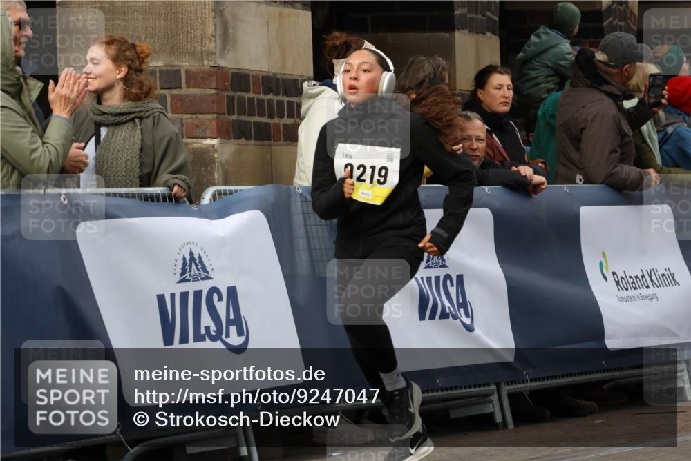05.10.2025 - 20. swb-Marathon Bremen Strokosch-Dieckow http://msf.ph/oto/9247047 05.10.2025 10:59:12 Ziel 9183, 9219, 9454, 9508, 9692, 10039, 10143, 10200, 10274, 10353, 10407, 11207, 11400 meine-sportfotos.de