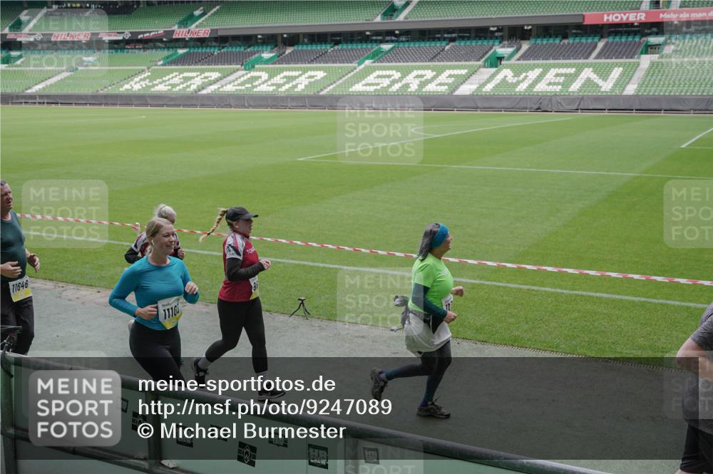 05.10.2025 - 20. swb-Marathon Bremen Michael Burmester http://msf.ph/oto/9247089 05.10.2025 10:38:22 Laufen im Stadion 7621, 8574, 9182, 9184, 9189, 9210, 9235, 9237, 9322, 9331, 9335, 9365, 9409, 9426, 9432, 9448, 9468, 9486, 9498, 9536, 9642, 9647, 9684, 9707, 9748, 9750, 9752, 9771, 9813, 9846, 9858, 9915, 9940, 9978, 10033, 10056, 10098, 10130, 10167, 10194, 10205, 10274, 10278, 10297, 10301, 10404, 10437, 10439, 10446, 10471, 10478, 10485, 10511, 10530, 10595, 10598, 10611, 10678, 10711, 10713, 10803, 10804, 10825, 10826, 10829, 11050, 11150, 11162 meine-sportfotos.de