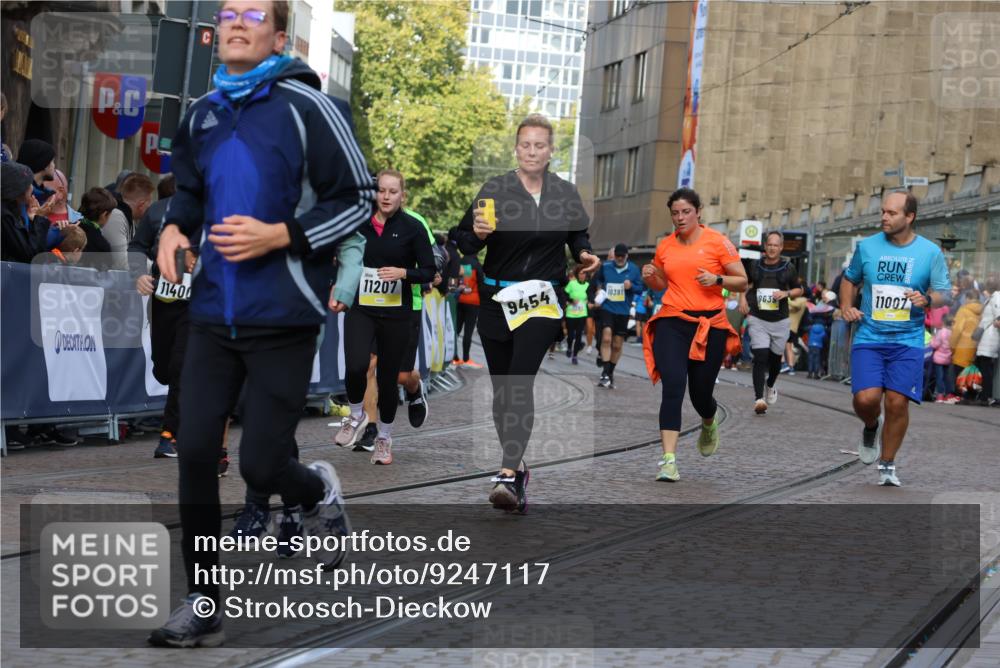 05.10.2025 - 20. swb-Marathon Bremen Strokosch-Dieckow http://msf.ph/oto/9247117 05.10.2025 10:59:15 Ziel 9183, 9454, 9508, 9635, 10200, 10274, 10407, 11006, 11007, 11207, 11400 meine-sportfotos.de