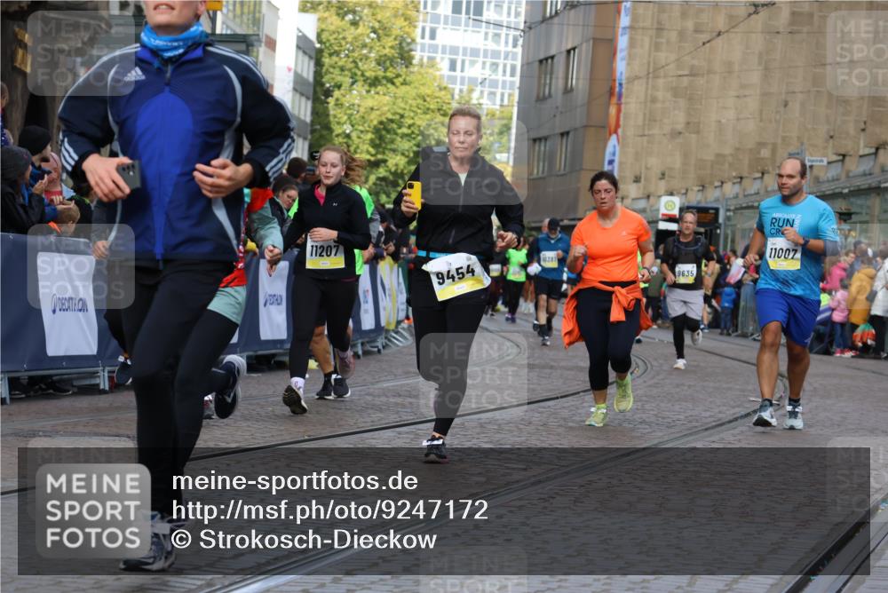 05.10.2025 - 20. swb-Marathon Bremen Strokosch-Dieckow http://msf.ph/oto/9247172 05.10.2025 10:59:15 Ziel 9183, 9454, 9508, 9635, 10200, 10274, 10407, 11006, 11007, 11207, 11400 meine-sportfotos.de