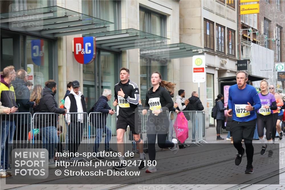 05.10.2025 - 20. swb-Marathon Bremen Strokosch-Dieckow http://msf.ph/oto/9247180 05.10.2025 10:51:55 Ziel 9172, 9196, 9226, 9584, 9852, 9939, 9955, 9987, 10038, 10240, 10241, 10438, 10507, 10668, 10719, 10727, 10900, 10927, 10942, 10977, 11128, 11273, 11458, 11491, 11528, 11641, 11665, 9172, 9196, 9226, 9584, 9852, 9939, 9955, 9987, 10038, 10240, 10241, 10438, 10507, 10668, 10719, 10727, 10900, 10927, 10942, 10977, 11128, 11273, 11458, 11491, 11528, 11641, 11665 meine-sportfotos.de