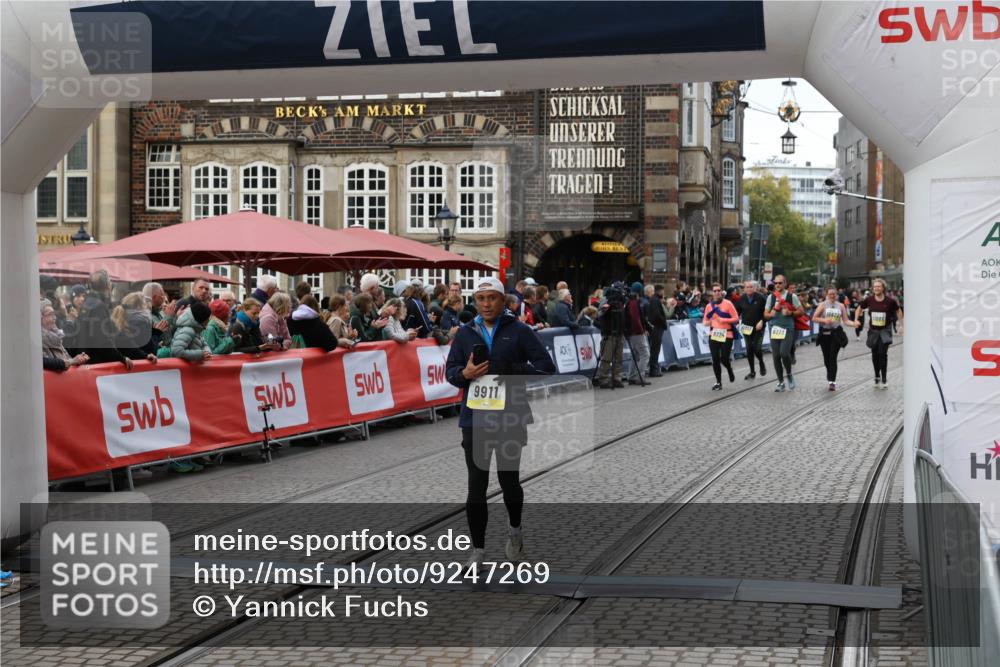 05.10.2025 - 20. swb-Marathon Bremen Yannick Fuchs http://msf.ph/oto/9247269 05.10.2025 11:12:20 Ziel 9526, 9675, 9911, 10463 meine-sportfotos.de