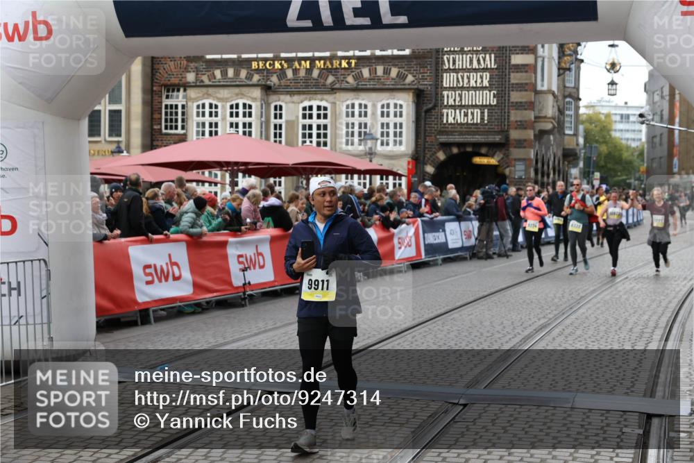 05.10.2025 - 20. swb-Marathon Bremen Yannick Fuchs http://msf.ph/oto/9247314 05.10.2025 11:12:21 Ziel 9526, 9675, 9911, 10463 meine-sportfotos.de