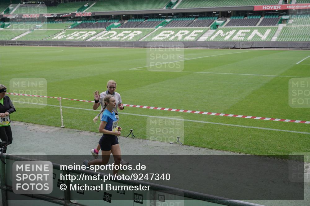 05.10.2025 - 20. swb-Marathon Bremen Michael Burmester http://msf.ph/oto/9247340 05.10.2025 10:38:33 Laufen im Stadion 7621, 8574, 9182, 9184, 9189, 9210, 9229, 9235, 9237, 9269, 9300, 9322, 9331, 9335, 9379, 9394, 9409, 9432, 9468, 9486, 9498, 9536, 9642, 9647, 9660, 9684, 9707, 9748, 9750, 9752, 9771, 9782, 9813, 9846, 9858, 9890, 9915, 9940, 9978, 10033, 10056, 10098, 10106, 10130, 10142, 10167, 10205, 10213, 10278, 10297, 10404, 10405, 10437, 10439, 10446, 10478, 10483, 10485, 10511, 10529, 10530, 10595, 10598, 10611, 10623, 10678, 10711, 10713, 10803, 10804, 10825, 10829, 10853 meine-sportfotos.de