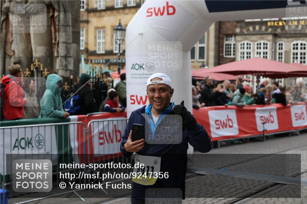 05.10.2025 - 20. swb-Marathon Bremen Yannick Fuchs http://msf.ph/oto/9247356 05.10.2025 11:12:24 Ziel 9373, 9374, 9911, 10622, 11085 meine-sportfotos.de