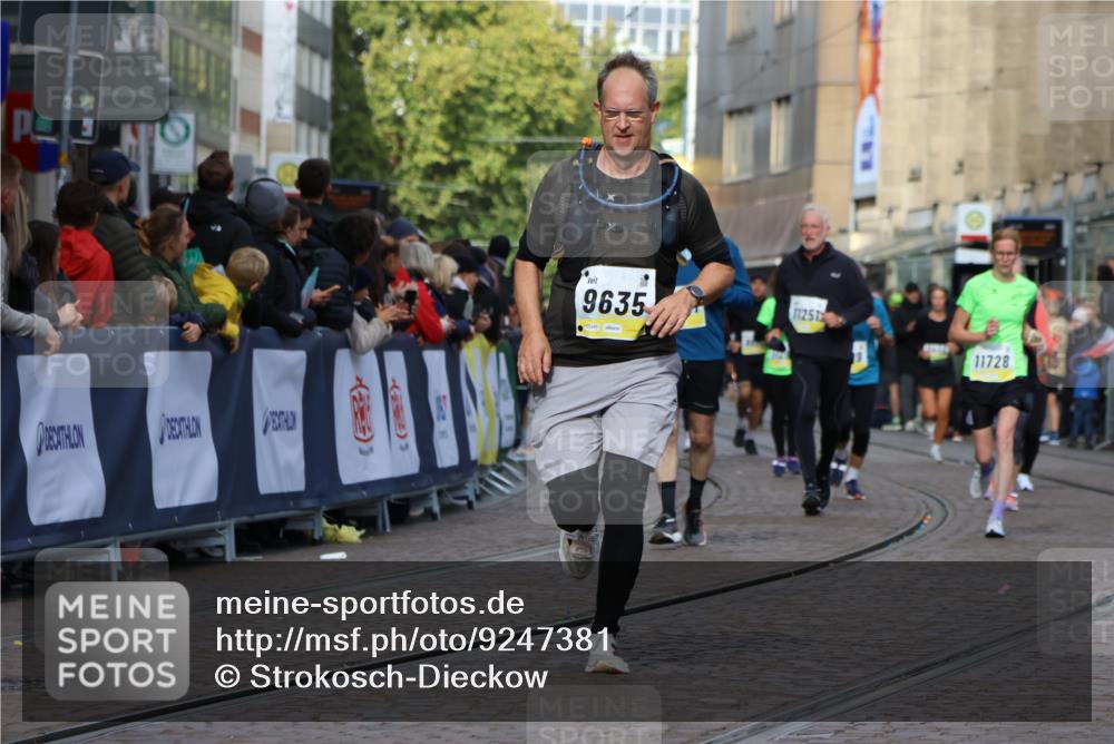 05.10.2025 - 20. swb-Marathon Bremen Strokosch-Dieckow http://msf.ph/oto/9247381 05.10.2025 10:59:21 Ziel 9183, 9454, 9635, 10391, 10407, 11006, 11007, 11400, 11728 meine-sportfotos.de