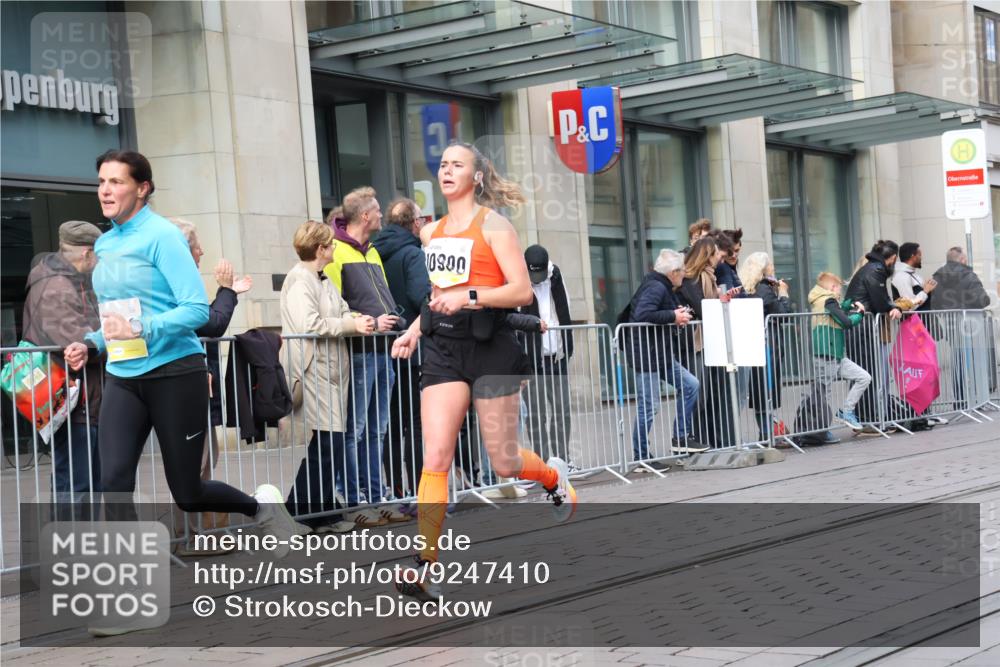 05.10.2025 - 20. swb-Marathon Bremen Strokosch-Dieckow http://msf.ph/oto/9247410 05.10.2025 10:52:02 Ziel 8888, 9172, 9196, 9584, 9852, 9903, 9955, 9987, 10038, 10240, 10241, 10327, 10388, 10438, 10507, 10608, 10668, 10719, 10727, 10900, 10927, 10942, 11128, 11283, 11387, 11413, 11458, 11491, 11528, 11641, 11665, 8888, 9172, 9196, 9584, 9852, 9903, 9955, 9987, 10038, 10240, 10241, 10327, 10388, 10438, 10507, 10608, 10668, 10719, 10727, 10900, 10927, 10942, 11128, 11283, 11387, 11413, 11458, 11491, 11528, 11641, 11665 meine-sportfotos.de