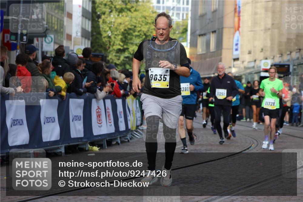 05.10.2025 - 20. swb-Marathon Bremen Strokosch-Dieckow http://msf.ph/oto/9247426 05.10.2025 10:59:22 Ziel 9183, 9635, 10391, 10407, 11006, 11007, 11728 meine-sportfotos.de