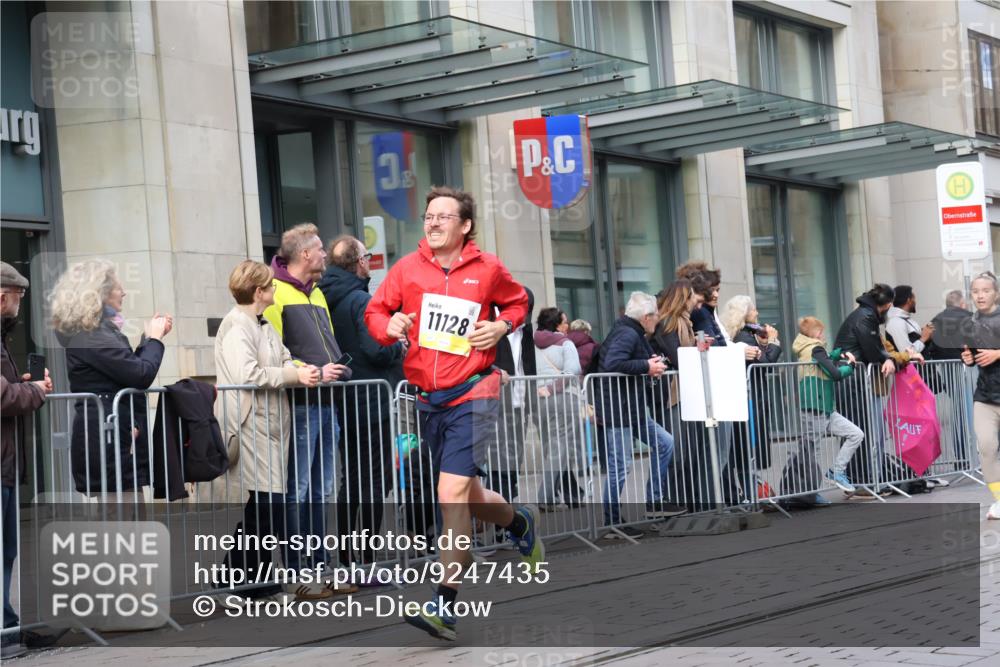 05.10.2025 - 20. swb-Marathon Bremen Strokosch-Dieckow http://msf.ph/oto/9247435 05.10.2025 10:52:04 Ziel 8888, 9172, 9439, 9584, 9852, 9903, 9955, 9987, 10038, 10241, 10327, 10388, 10507, 10608, 10668, 10719, 10900, 10927, 10942, 11128, 11283, 11387, 11413, 11458, 11491, 11528, 11665, 8888, 9172, 9439, 9584, 9852, 9903, 9955, 9987, 10038, 10241, 10327, 10388, 10507, 10608, 10668, 10719, 10900, 10927, 10942, 11128, 11283, 11387, 11413, 11458, 11491, 11528, 11665 meine-sportfotos.de
