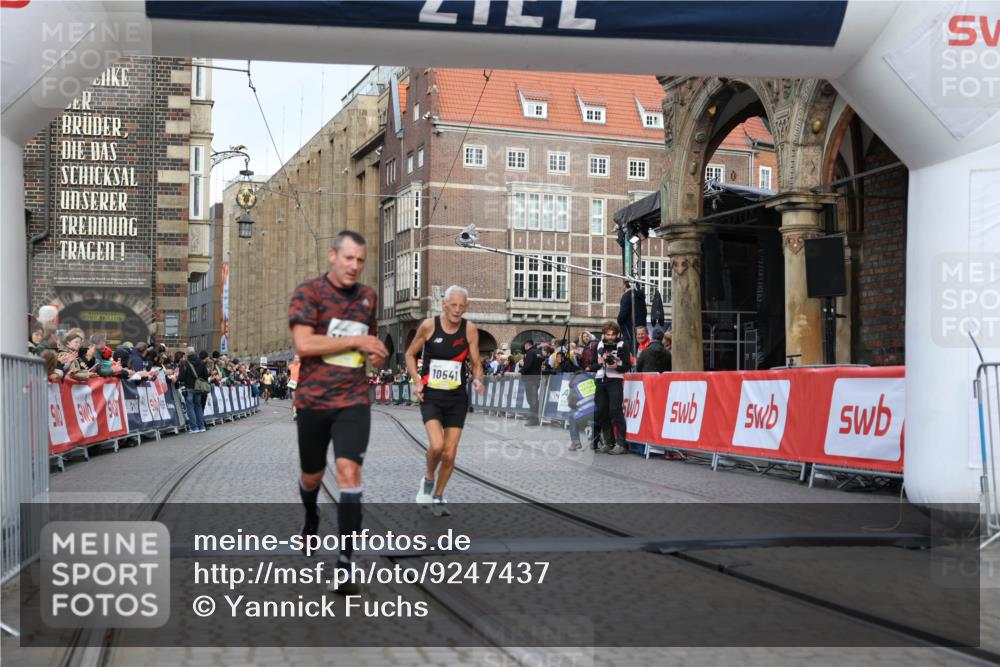 05.10.2025 - 20. swb-Marathon Bremen Yannick Fuchs http://msf.ph/oto/9247437 05.10.2025 10:43:22 Ziel 10474, 10541, 10979, 11304 meine-sportfotos.de