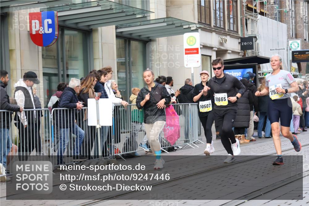 05.10.2025 - 20. swb-Marathon Bremen Strokosch-Dieckow http://msf.ph/oto/9247446 05.10.2025 10:52:05 Ziel 8888, 9172, 9439, 9584, 9903, 9955, 9987, 10038, 10241, 10327, 10388, 10507, 10548, 10608, 10719, 10900, 10927, 10942, 11128, 11283, 11387, 11413, 11458, 11491, 11528, 11665, 8888, 9172, 9439, 9584, 9903, 9955, 9987, 10038, 10241, 10327, 10388, 10507, 10548, 10608, 10719, 10900, 10927, 10942, 11128, 11283, 11387, 11413, 11458, 11491, 11528, 11665 meine-sportfotos.de
