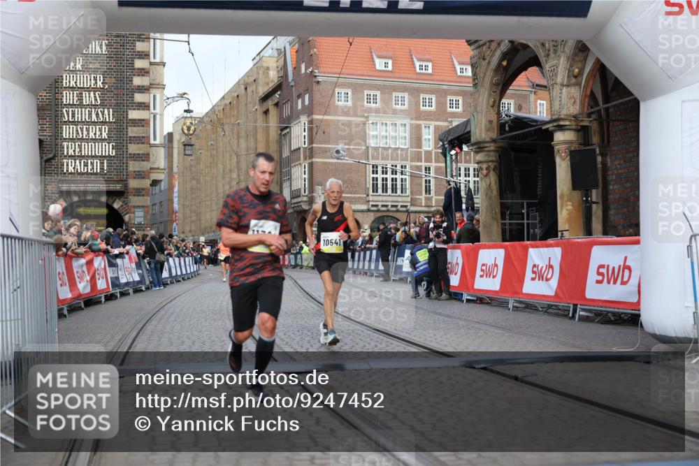 05.10.2025 - 20. swb-Marathon Bremen Yannick Fuchs http://msf.ph/oto/9247452 05.10.2025 10:43:22 Ziel 10474, 10541, 10979, 11304 meine-sportfotos.de
