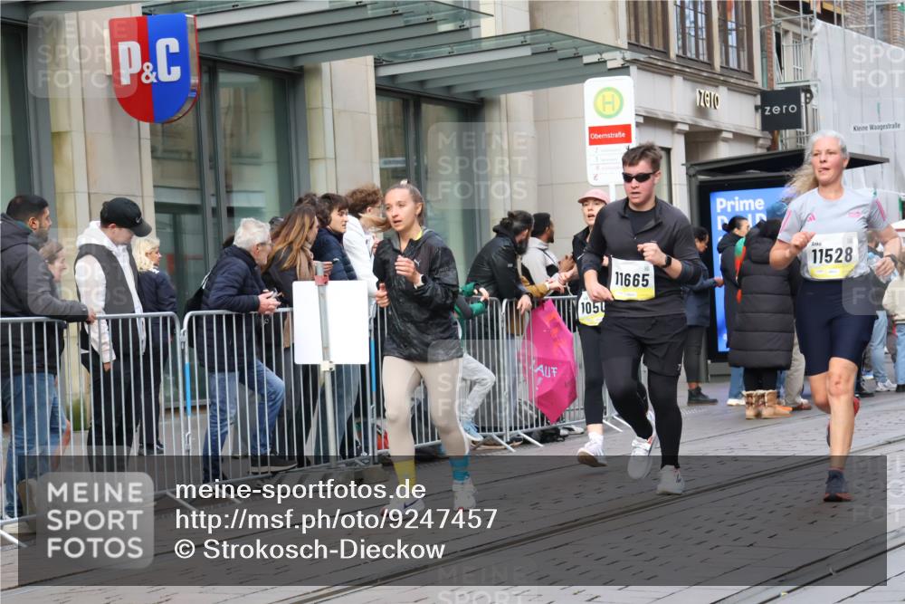 05.10.2025 - 20. swb-Marathon Bremen Strokosch-Dieckow http://msf.ph/oto/9247457 05.10.2025 10:52:06 Ziel 8888, 9172, 9439, 9584, 9903, 9955, 9987, 10038, 10241, 10327, 10388, 10507, 10548, 10608, 10719, 10900, 10927, 10942, 11128, 11283, 11387, 11413, 11458, 11491, 11528, 11665, 8888, 9172, 9439, 9584, 9903, 9955, 9987, 10038, 10241, 10327, 10388, 10507, 10548, 10608, 10719, 10900, 10927, 10942, 11128, 11283, 11387, 11413, 11458, 11491, 11528, 11665 meine-sportfotos.de