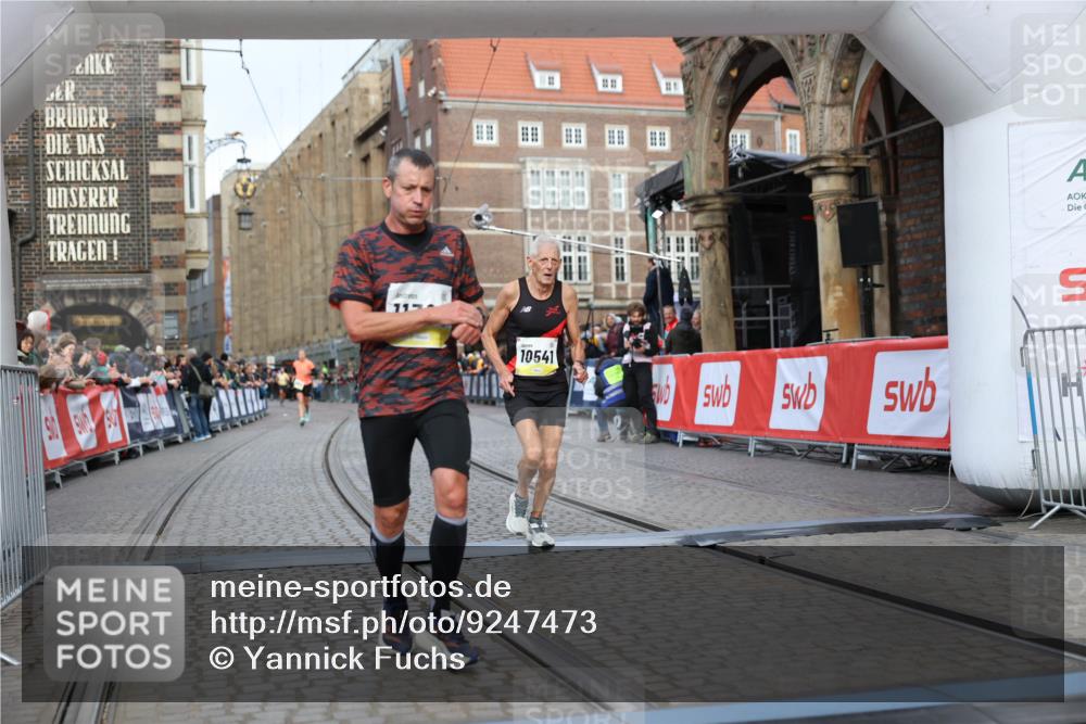 05.10.2025 - 20. swb-Marathon Bremen Yannick Fuchs http://msf.ph/oto/9247473 05.10.2025 10:43:23 Ziel 10474, 10541, 10979, 11304 meine-sportfotos.de