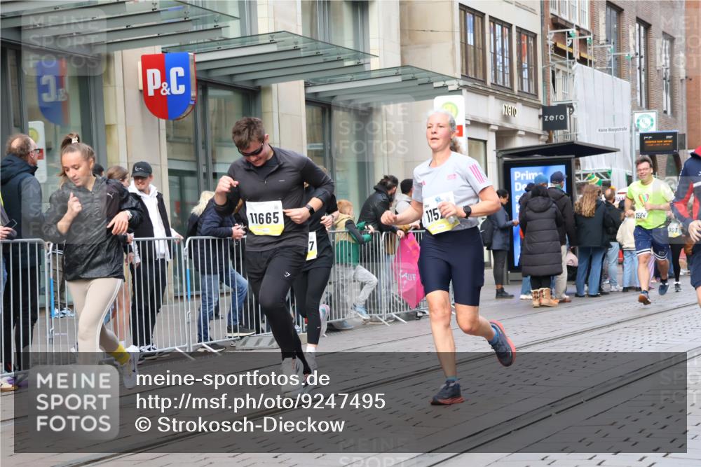 05.10.2025 - 20. swb-Marathon Bremen Strokosch-Dieckow http://msf.ph/oto/9247495 05.10.2025 10:52:07 Ziel 8888, 9172, 9209, 9439, 9584, 9903, 9955, 9987, 10038, 10241, 10327, 10388, 10507, 10548, 10608, 10719, 10900, 10927, 10942, 11128, 11283, 11387, 11413, 11458, 11491, 11528, 11665, 8888, 9172, 9209, 9439, 9584, 9903, 9955, 9987, 10038, 10241, 10327, 10388, 10507, 10548, 10608, 10719, 10900, 10927, 10942, 11128, 11283, 11387, 11413, 11458, 11491, 11528, 11665 meine-sportfotos.de