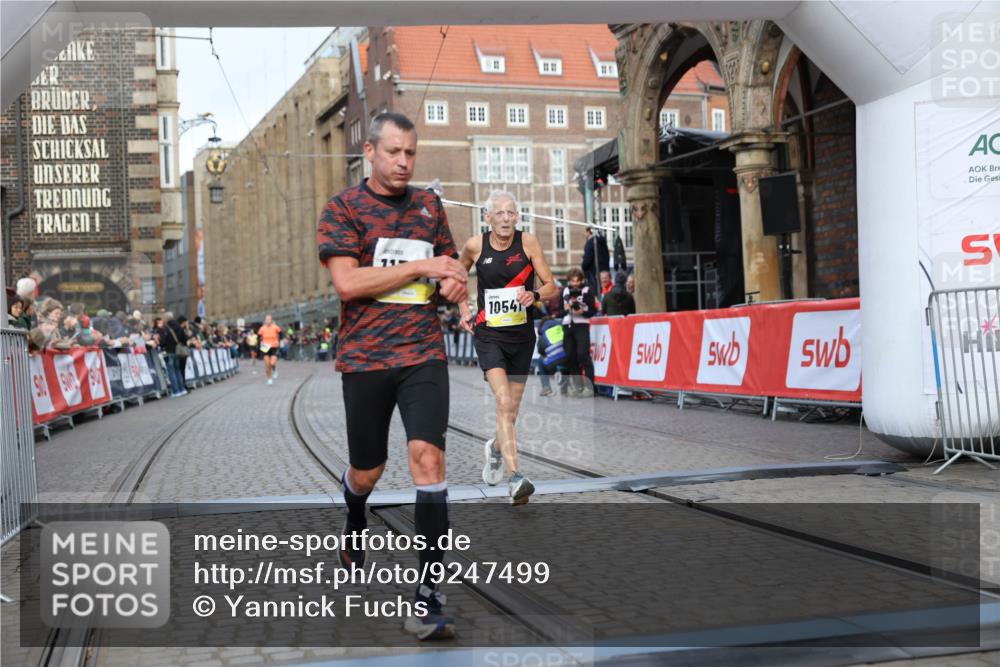 05.10.2025 - 20. swb-Marathon Bremen Yannick Fuchs http://msf.ph/oto/9247499 05.10.2025 10:43:23 Ziel 10474, 10541, 10979, 11304 meine-sportfotos.de