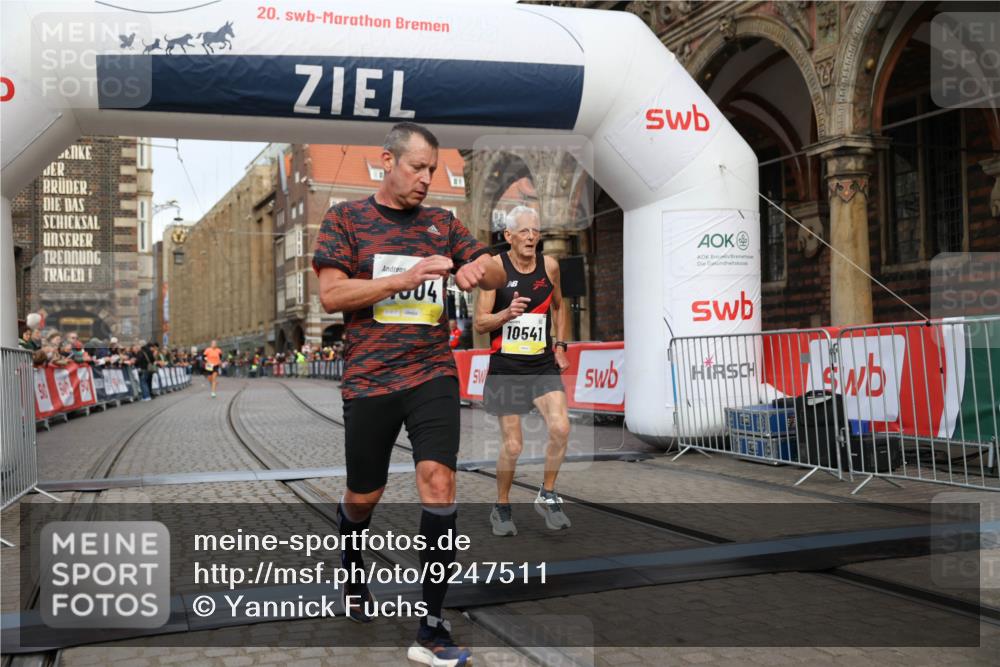 05.10.2025 - 20. swb-Marathon Bremen Yannick Fuchs http://msf.ph/oto/9247511 05.10.2025 10:43:24 Ziel 10474, 10541, 10979, 11304 meine-sportfotos.de
