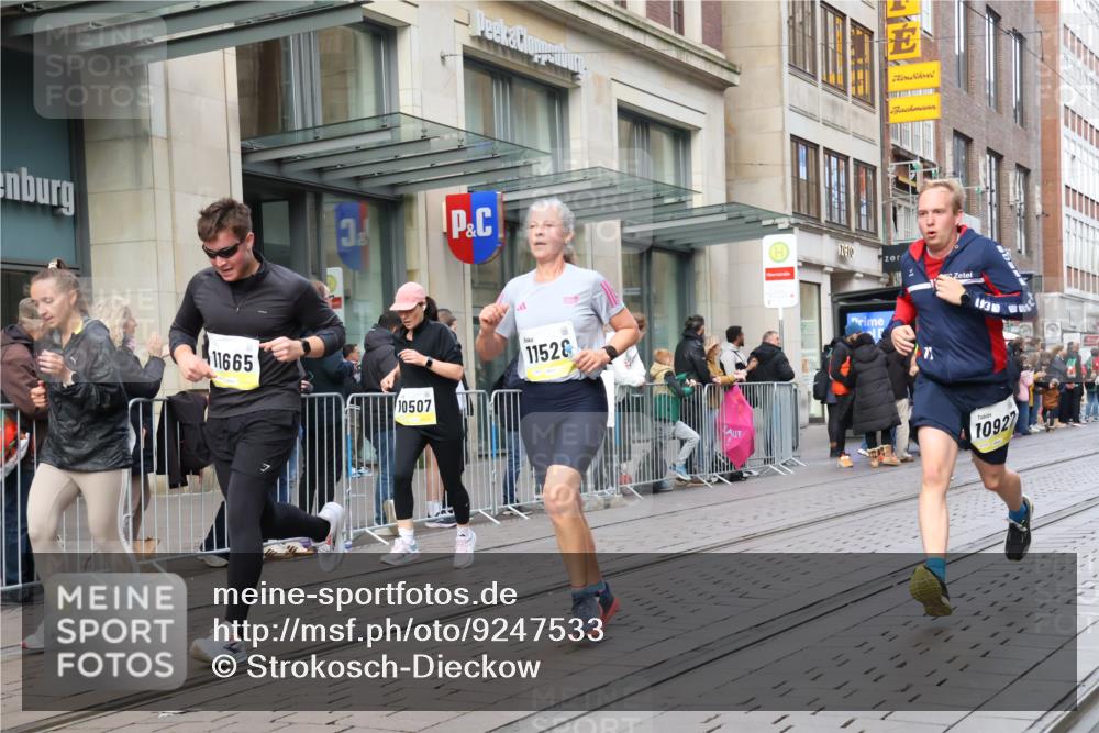 05.10.2025 - 20. swb-Marathon Bremen Strokosch-Dieckow http://msf.ph/oto/9247533 05.10.2025 10:52:07 Ziel 8888, 9172, 9209, 9439, 9584, 9903, 9955, 9987, 10038, 10241, 10327, 10388, 10507, 10548, 10608, 10719, 10900, 10927, 10942, 11128, 11283, 11387, 11413, 11458, 11491, 11528, 11665, 8888, 9172, 9209, 9439, 9584, 9903, 9955, 9987, 10038, 10241, 10327, 10388, 10507, 10548, 10608, 10719, 10900, 10927, 10942, 11128, 11283, 11387, 11413, 11458, 11491, 11528, 11665 meine-sportfotos.de