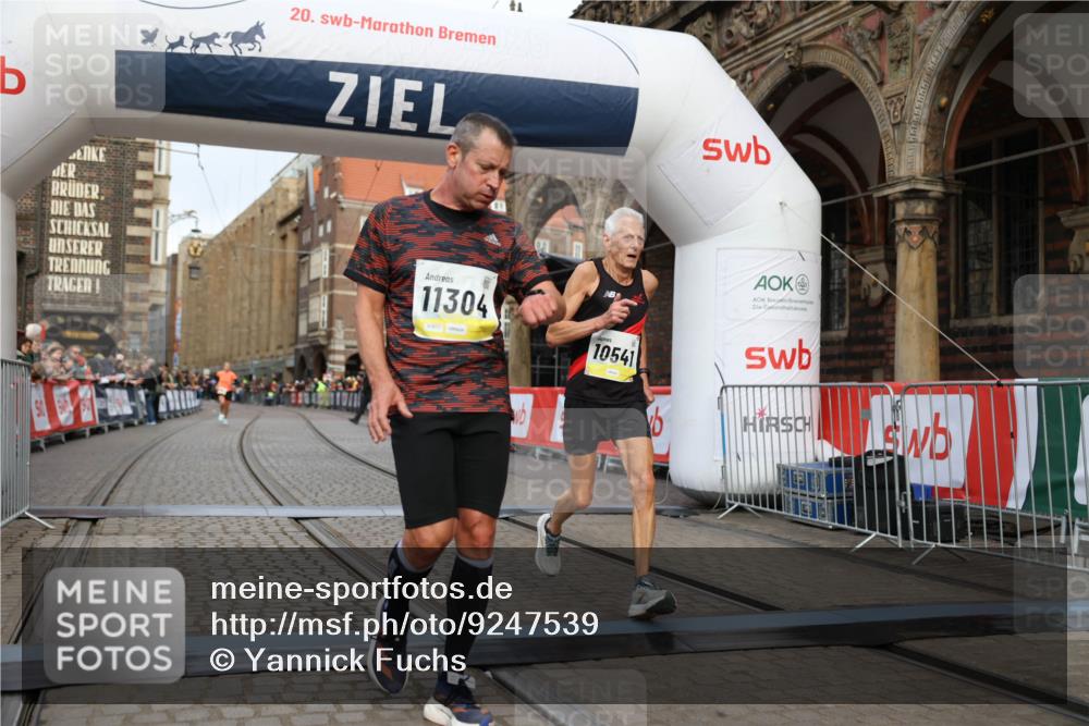 05.10.2025 - 20. swb-Marathon Bremen Yannick Fuchs http://msf.ph/oto/9247539 05.10.2025 10:43:24 Ziel 10474, 10541, 10979, 11304 meine-sportfotos.de