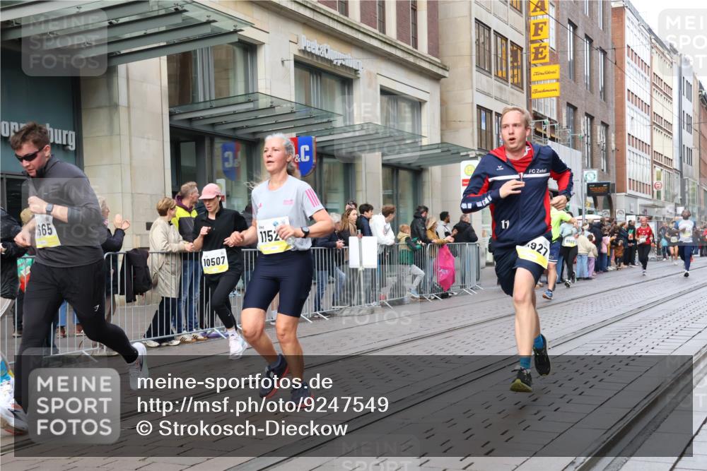 05.10.2025 - 20. swb-Marathon Bremen Strokosch-Dieckow http://msf.ph/oto/9247549 05.10.2025 10:52:08 Ziel 8888, 9172, 9209, 9439, 9584, 9903, 9955, 9987, 10241, 10327, 10388, 10507, 10548, 10608, 10719, 10900, 10927, 11128, 11283, 11387, 11413, 11458, 11491, 11528, 11665, 8888, 9172, 9209, 9439, 9584, 9903, 9955, 9987, 10241, 10327, 10388, 10507, 10548, 10608, 10719, 10900, 10927, 11128, 11283, 11387, 11413, 11458, 11491, 11528, 11665 meine-sportfotos.de