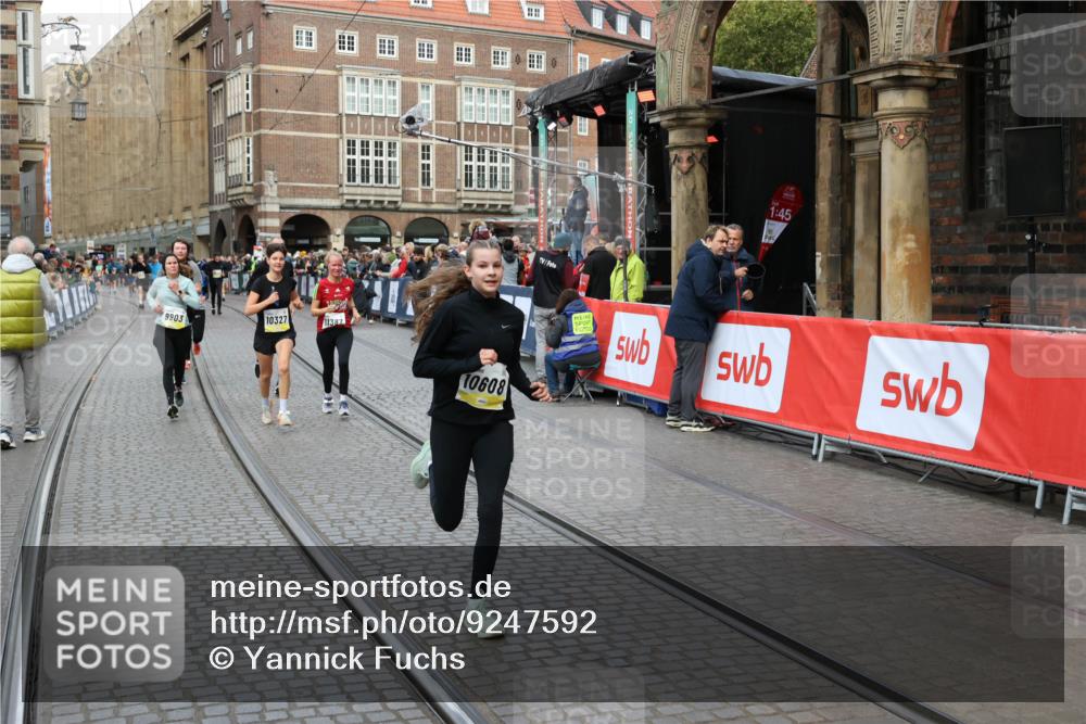 05.10.2025 - 20. swb-Marathon Bremen Yannick Fuchs http://msf.ph/oto/9247592 05.10.2025 10:52:35 Ziel 9172, 9584, 10241, 10327, 10507, 10608, 10719, 11387, 11528, 11665 meine-sportfotos.de