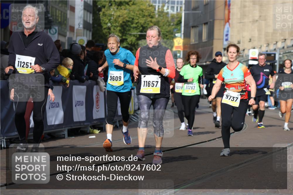 05.10.2025 - 20. swb-Marathon Bremen Strokosch-Dieckow http://msf.ph/oto/9247602 05.10.2025 10:59:29 Ziel 9609, 9737, 10209, 10391, 10760, 10809, 11251, 11657, 11728 meine-sportfotos.de