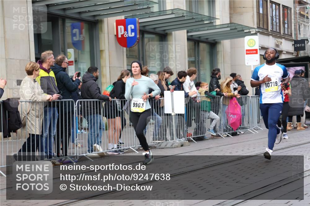 05.10.2025 - 20. swb-Marathon Bremen Strokosch-Dieckow http://msf.ph/oto/9247638 05.10.2025 10:52:12 Ziel 8888, 9172, 9209, 9439, 9517, 9584, 9903, 9987, 10241, 10327, 10388, 10507, 10548, 10608, 10719, 10833, 11283, 11387, 11413, 11528, 11587, 11665, 8888, 9172, 9209, 9439, 9517, 9584, 9903, 9987, 10241, 10327, 10388, 10507, 10548, 10608, 10719, 10833, 11283, 11387, 11413, 11528, 11587, 11665 meine-sportfotos.de