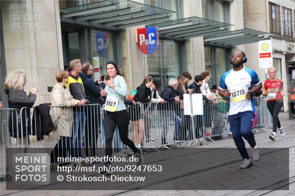05.10.2025 - 20. swb-Marathon Bremen Strokosch-Dieckow http://msf.ph/oto/9247653 05.10.2025 10:52:12 Ziel 8888, 9172, 9209, 9439, 9517, 9584, 9903, 9987, 10241, 10327, 10388, 10507, 10548, 10608, 10719, 10833, 11283, 11387, 11413, 11528, 11587, 11665, 8888, 9172, 9209, 9439, 9517, 9584, 9903, 9987, 10241, 10327, 10388, 10507, 10548, 10608, 10719, 10833, 11283, 11387, 11413, 11528, 11587, 11665 meine-sportfotos.de
