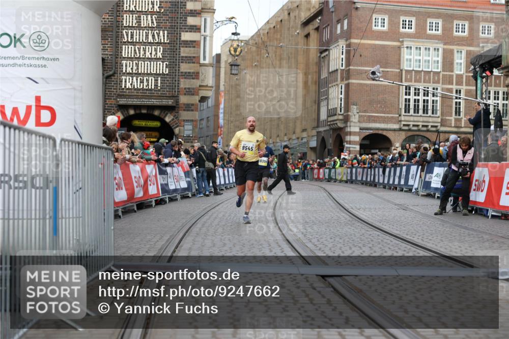 05.10.2025 - 20. swb-Marathon Bremen Yannick Fuchs http://msf.ph/oto/9247662 05.10.2025 10:43:39 Ziel 9545, 10304 meine-sportfotos.de