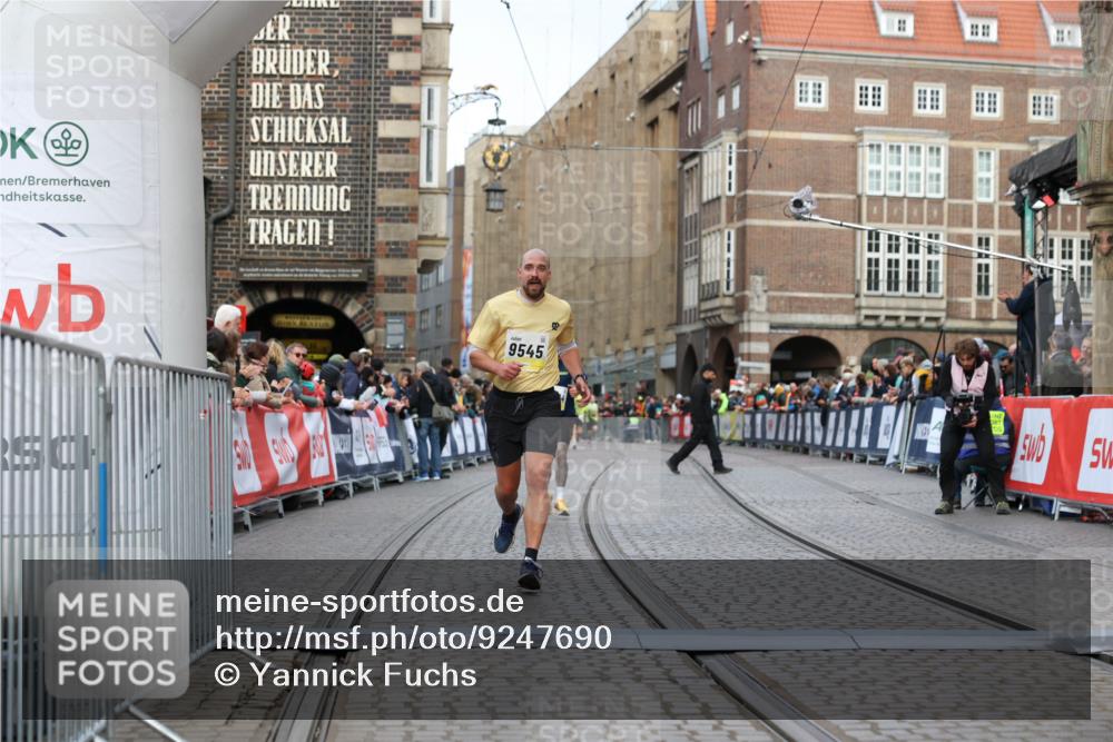 05.10.2025 - 20. swb-Marathon Bremen Yannick Fuchs http://msf.ph/oto/9247690 05.10.2025 10:43:40 Ziel 9545, 10304 meine-sportfotos.de