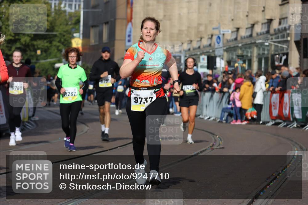 05.10.2025 - 20. swb-Marathon Bremen Strokosch-Dieckow http://msf.ph/oto/9247710 05.10.2025 10:59:30 Ziel 9609, 9737, 9991, 10209, 10391, 10760, 10809, 11251, 11267, 11456, 11657, 11728 meine-sportfotos.de