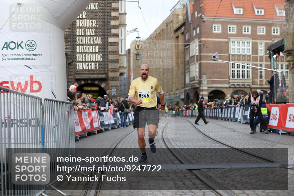 05.10.2025 - 20. swb-Marathon Bremen Yannick Fuchs http://msf.ph/oto/9247722 05.10.2025 10:43:40 Ziel 9545, 10304 meine-sportfotos.de