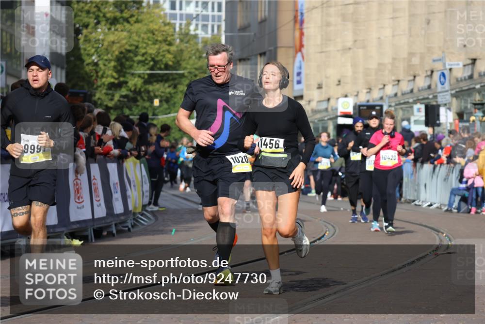 05.10.2025 - 20. swb-Marathon Bremen Strokosch-Dieckow http://msf.ph/oto/9247730 05.10.2025 10:59:34 Ziel 9609, 9737, 9991, 10209, 10760, 10809, 11251, 11267, 11456, 11657 meine-sportfotos.de