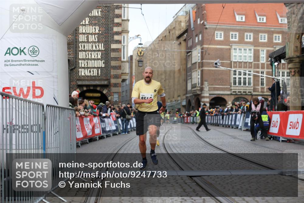 05.10.2025 - 20. swb-Marathon Bremen Yannick Fuchs http://msf.ph/oto/9247733 05.10.2025 10:43:40 Ziel 9545, 10304 meine-sportfotos.de