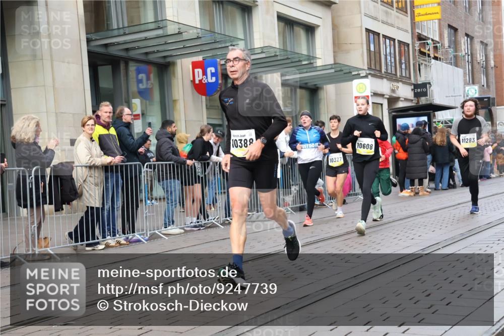 05.10.2025 - 20. swb-Marathon Bremen Strokosch-Dieckow http://msf.ph/oto/9247739 05.10.2025 10:52:16 Ziel 8888, 9172, 9209, 9214, 9439, 9517, 9581, 9903, 10241, 10327, 10388, 10507, 10548, 10608, 10833, 11012, 11283, 11382, 11387, 11413, 11417, 11528, 11587, 8888, 9172, 9209, 9214, 9439, 9517, 9581, 9903, 10241, 10327, 10388, 10507, 10548, 10608, 10833, 11012, 11283, 11382, 11387, 11413, 11417, 11528, 11587 meine-sportfotos.de