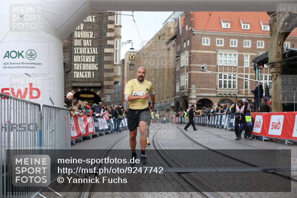 05.10.2025 - 20. swb-Marathon Bremen Yannick Fuchs http://msf.ph/oto/9247742 05.10.2025 10:43:41 Ziel 9545, 10304 meine-sportfotos.de